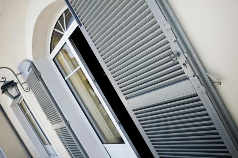 Fabrication de volets sur mesure : quels mat&eacute;riaux pour une durabilit&eacute; optimale ?